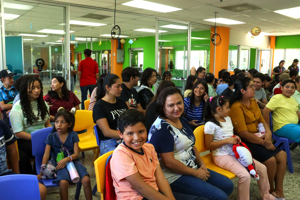 Niños y jóvenes participan en las actividades de FUSALMO STEAM Maker Academy, un programa innovador que impulsa el aprendizaje en ciencia y tecnología para transformar su futuro.