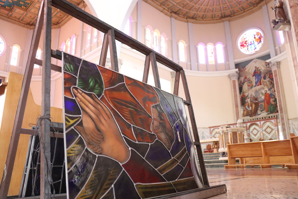 Detalle del vitral restaurado de Nuestra Señora del Perpetuo Socorro, colocado en marzo de 2025 en la Parroquia María Auxiliadora.