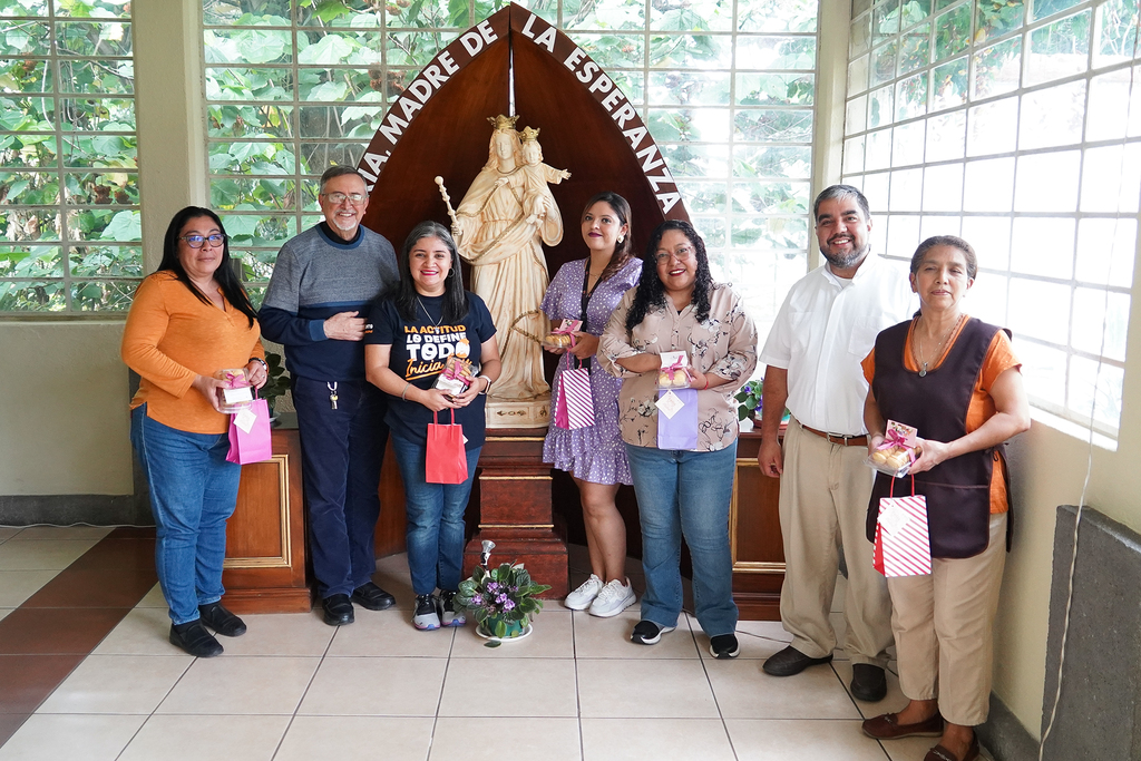 En un gesto de cariño, las madres que laboran en la Casa Inspectorial se congregan junto a la imagen de María Auxiliadora, Madre y Auxiliadora de los cristianos, recibiendo un homenaje en su día.