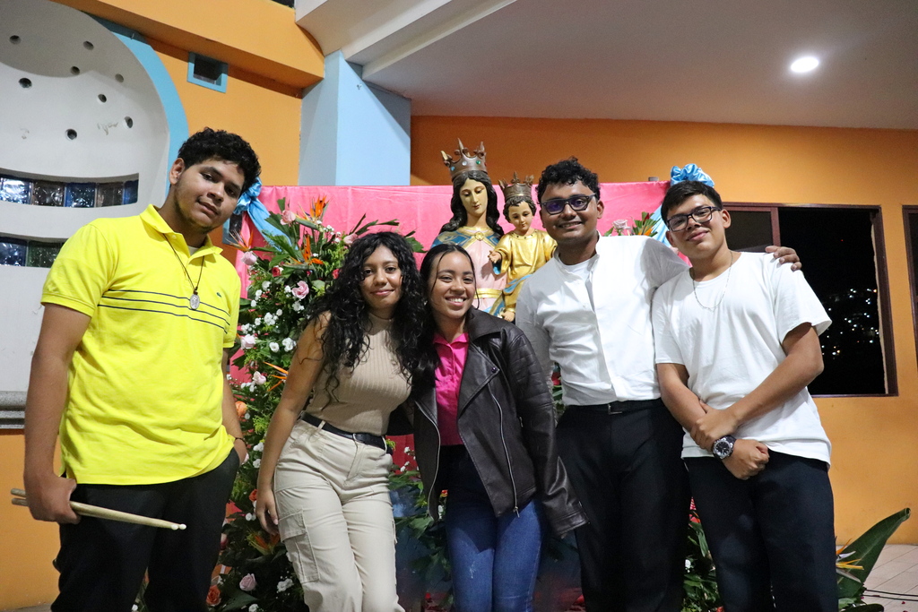 La juventud salesiana se congrega junto a María Auxiliadora, expresión viva de alegría, fe y compromiso.