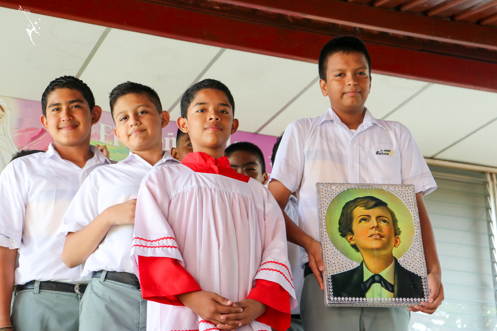 Soyapango. Radiante alegría y fervor salesiano se vivieron en los corazones de los niños del Colegio Don Bosco y el Centro Escolar Católico San Juan Bosco, quienes celebraron con entusiasmo la fiesta de su joven amigo y modelo de santidad, Santo Domingo Savio.