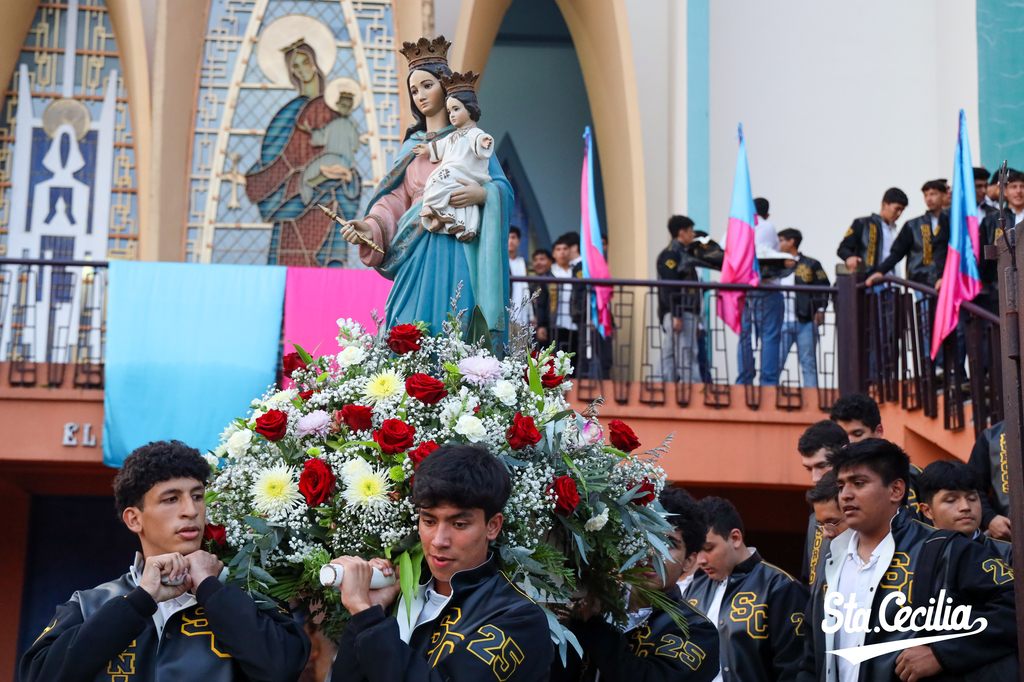 Estudiantes de la Promoción 2025 del Colegio Salesiano Santa Cecilia portan con devoción el anda de María Auxiliadora, en el emotivo cierre del Mes Mariano durante la tradicional Fogata Mariana.