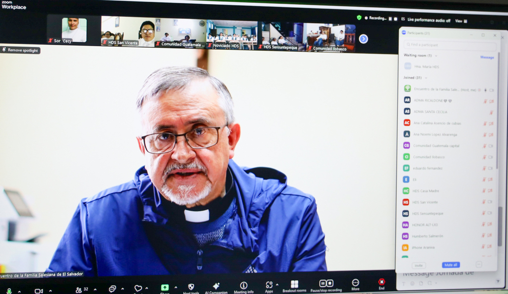 El padre Luis Corral, SDB, comparte su reflexión sobre el Sínodo de la Sinodalidad con los miembros de la Familia Salesiana de El Salvador durante el encuentro nacional virtual.