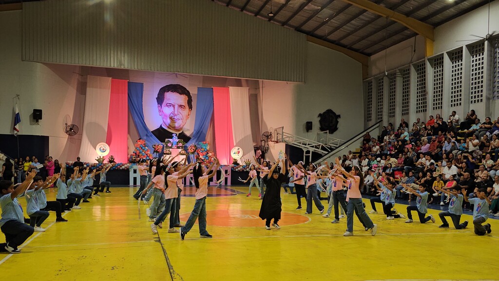 Con cantos, bailes y poesías llenas de ternura, los estudiantes de Prescolar y Primaria del Instituto Técnico Don Bosco rindieron homenaje a María Auxiliadora durante las tradicionales “Nochecitas Marianas”.