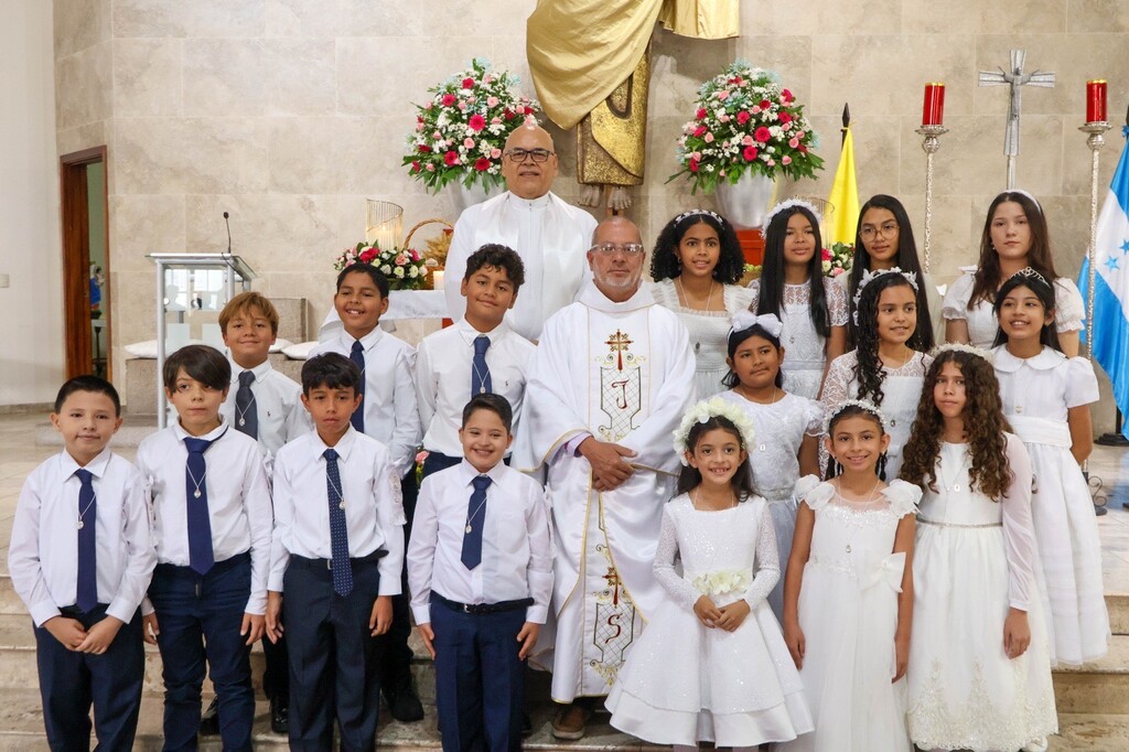 Niños y niñas reciben con alegría a Jesús Eucaristía en su Primera Comunión, celebrada en el Santuario Nacional de la Juventud San Juan Bosco en la fiesta de María Auxiliadora.