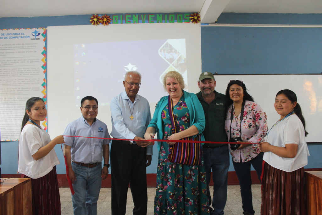 Pamela Thomas, representante de Cross Catholic Outreach, realiza el corte de cinta durante la inauguración del moderno Laboratorio Carlo Acutis en Talita Kumi, acompañada por autoridades educativas y representantes de organizaciones aliadas.