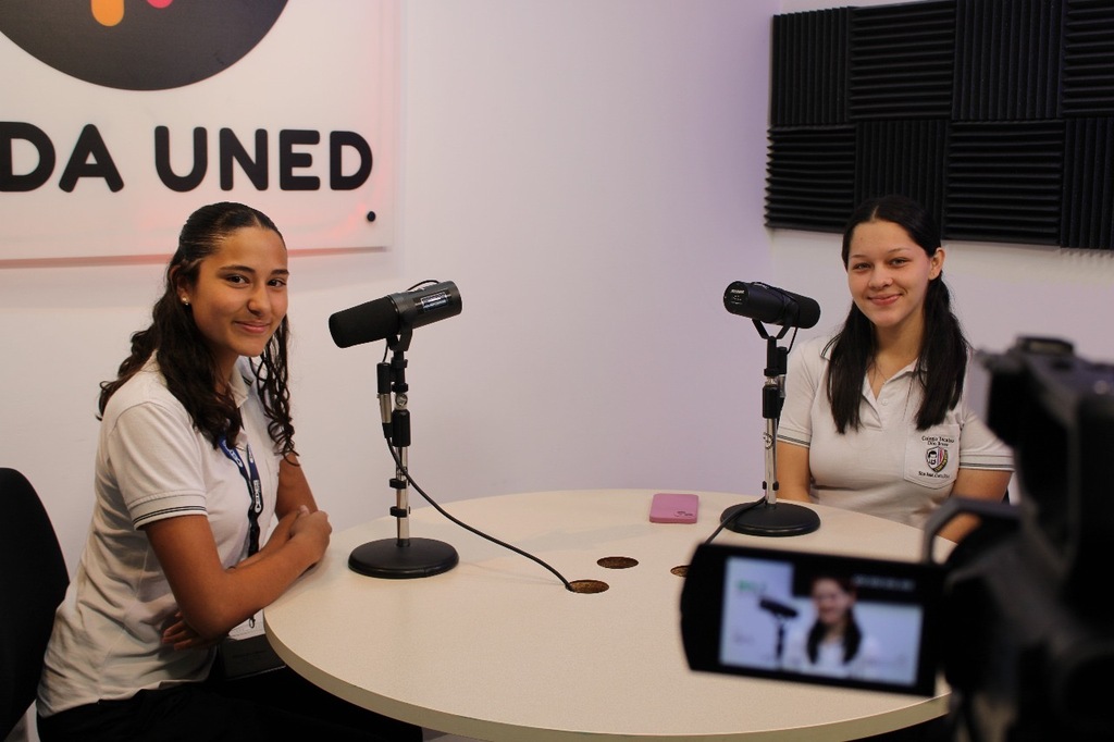 Estudiantes de CEDES Radio fortalecieron su formación en comunicación durante una enriquecedora visita académica a Onda UNED, explorando de cerca la producción profesional de radio y televisión.