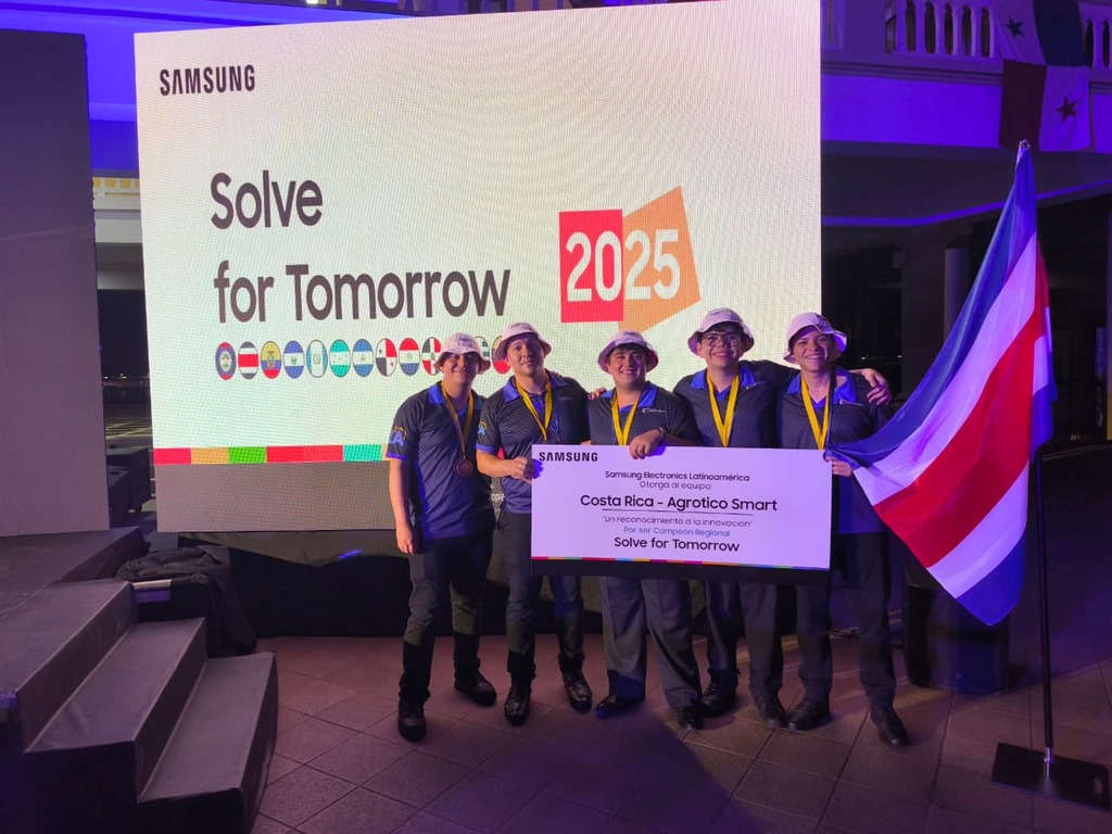 Estudiantes de CEDES Don Bosco celebran con alegría su triunfo regional en Solve for Tomorrow 2025, tras presentar su proyecto “AgroTico Smart” en la final realizada en Panamá.