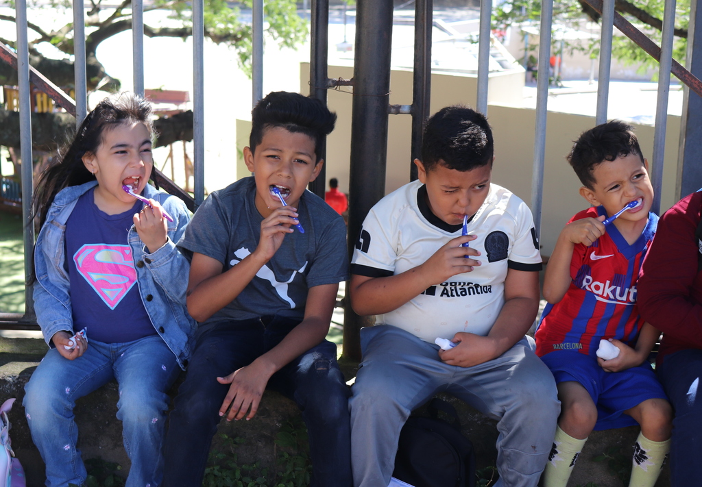 Niños y jóvenes reciben atención odontológica preventiva en el Centro Juvenil.