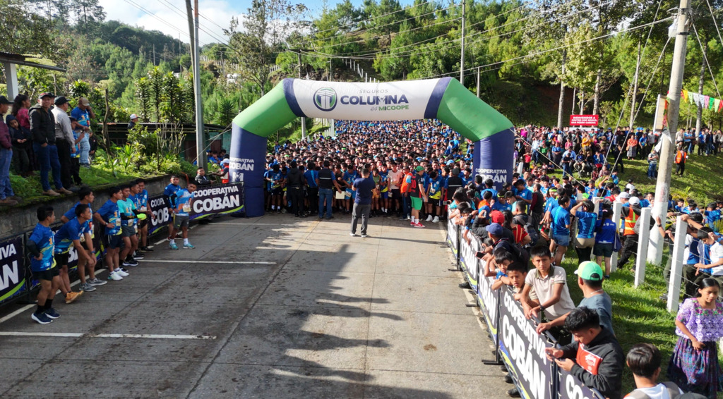  Con entusiasmo, fe y espíritu deportivo, miles de corredores se unieron en la Carrera 10K por Centro Don Bosco, para rendir homenaje a padre Antonio de Groot por sus 82 años de vida.