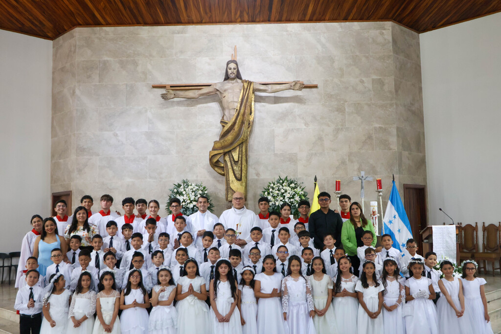 Niños y niñas del Instituto Salesiano San Miguel celebran con alegría su Primera Comunión, signo de fe y encuentro con Jesús Eucaristía.