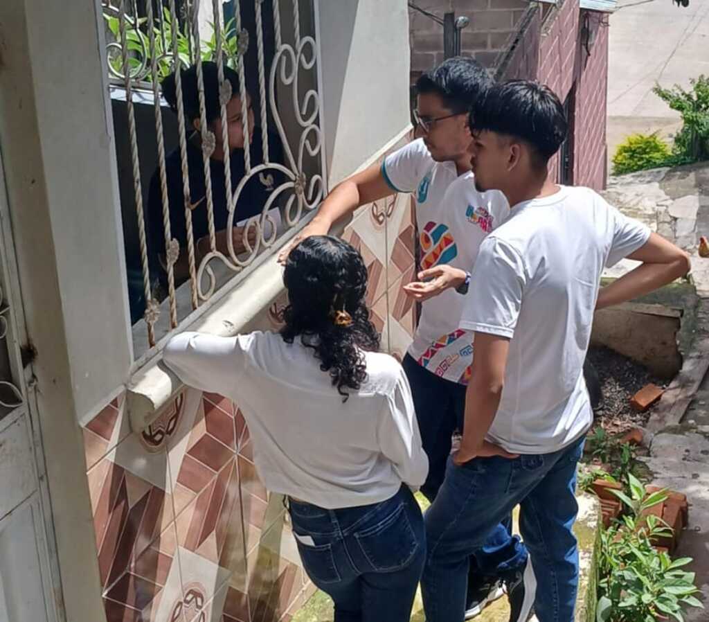 Jóvenes misioneros comparten la alegría del Evangelio casa por casa, llevando esperanza y renovando la fe en las comunidades de Comayagüela.