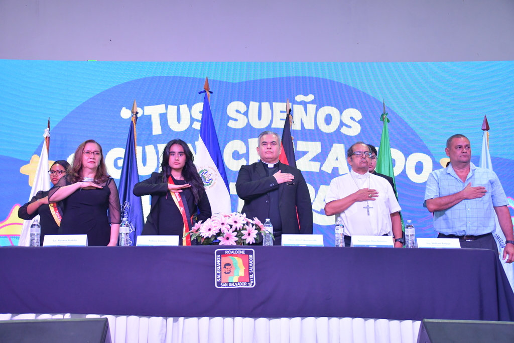 Ambiente de entusiasmo y espíritu salesiano durante la LIV Expotécnica del Instituto Técnico Ricaldone, donde los jóvenes demostraron su talento y pasión por seguir cruzando fronteras con sus sueños.