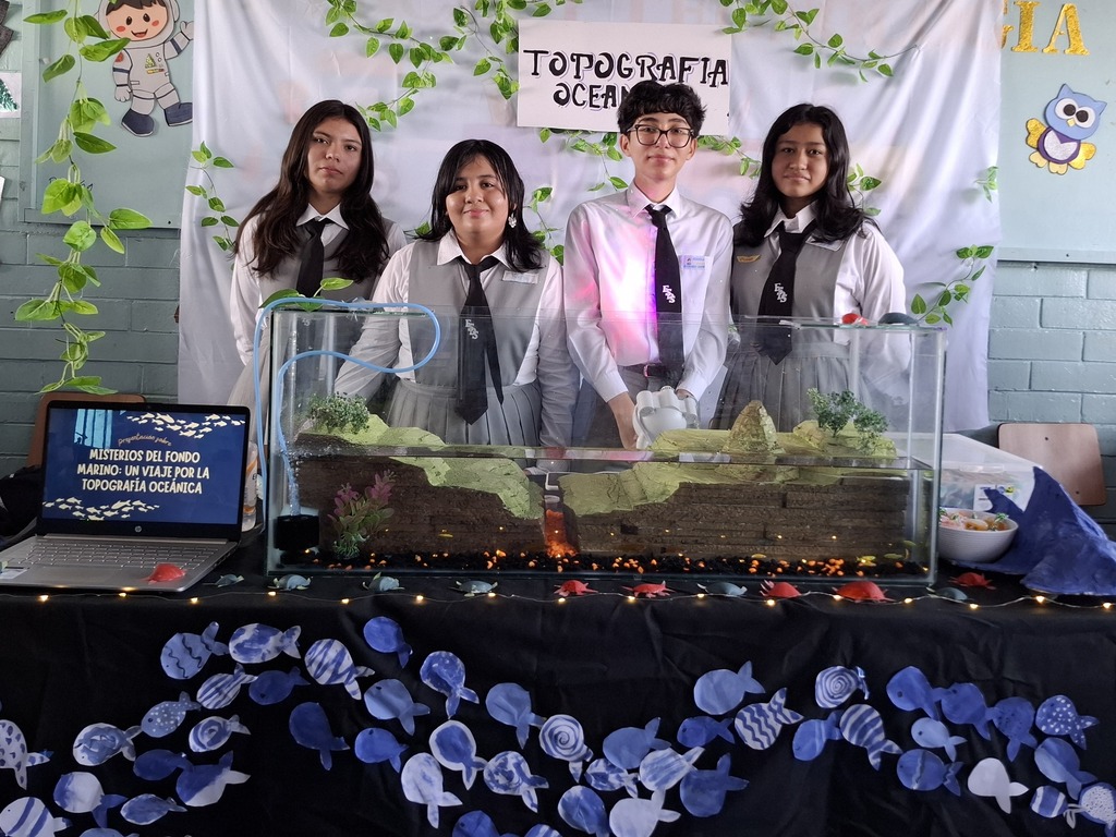 Estudiantes de la Escuela Salesiana Domingo Savio presentan con orgullo sus proyectos en la Feria de Logros 2025, mostrando creatividad, aprendizaje y valores salesianos.