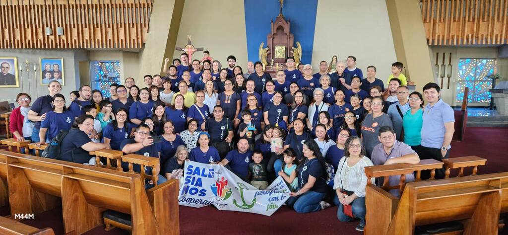 Salesianos Cooperadores de El Salvador durante su peregrinación jubilar hacia la Puerta Santa en la Parroquia Inmaculada Concepción de María, en Santa Tecla. Una jornada de fe y fraternidad vivida como expresión del Jubileo de la Esperanza.