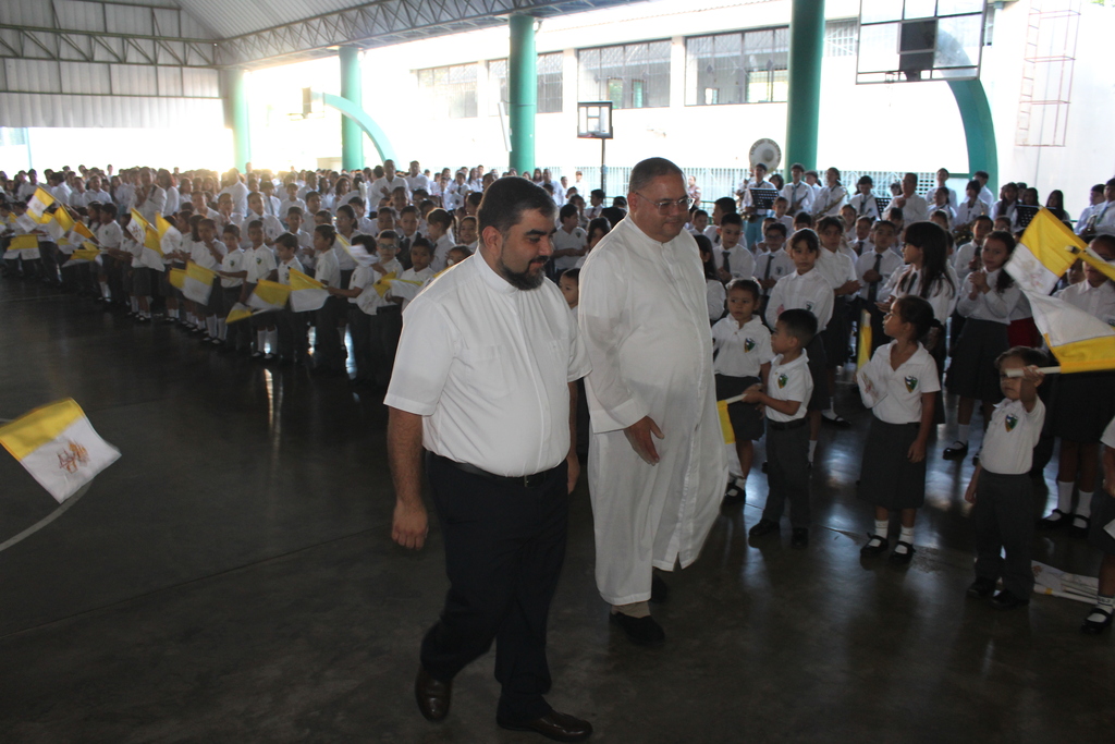 Los estudiantes del Colegio Salesiano San José recibieron con entusiasmo al padre Julio Navarro, Inspector de los Salesianos para Centroamérica, expresando su cariño y gratitud por su visita pastoral a la obra de Santa Ana.