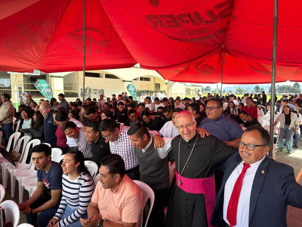 Jóvenes universitarios participaron con alegría y devoción a los eventos jubilares que se organizaron en las sedes de la Universidad Mesoamericana de Guatemala.