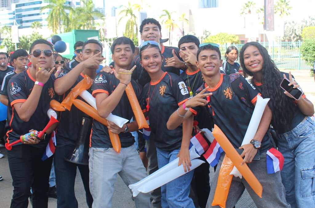 Estudiantes desfilan con entusiasmo durante el intramuros, representando a distintos pa&iacute;ses y llenando de color, identidad y esp&iacute;ritu deportivo la jornada.