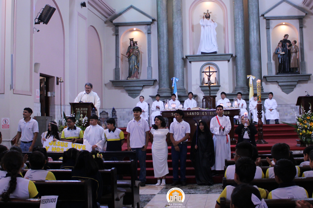 Estudiantes y miembros de la comunidad educativa participan con representaciones esc&eacute;nicas durante la Eucarist&iacute;a pascual, haciendo visible la luz de Cristo que transforma la vida.