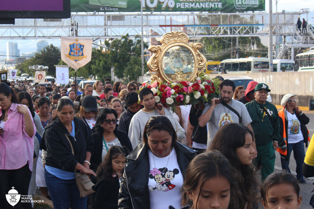 Peregrinos recorren las calles de Tegucigalpa portando la imagen de la Virgen de Suyapa, en un camino de fe, oraci&oacute;n y unidad.