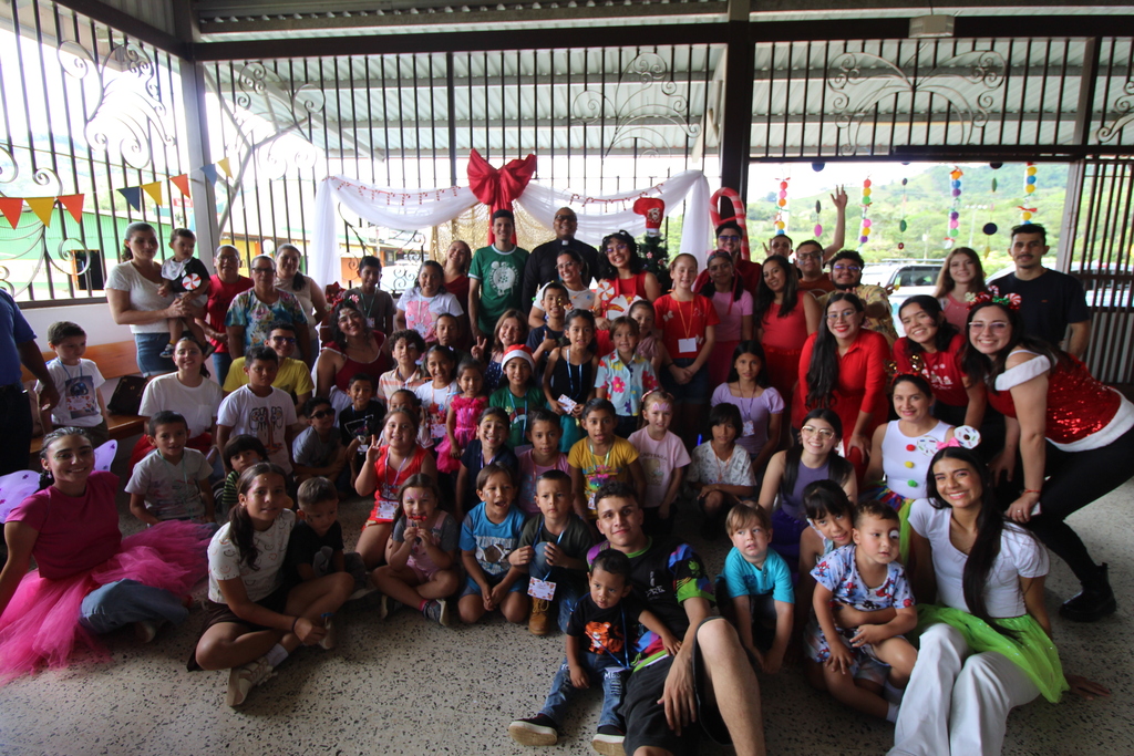 J&oacute;venes del Centro Don Bosco, con el apoyo de la comunidad, recolectaron v&iacute;veres y donaciones semanas antes, haciendo posible la celebraci&oacute;n navide&ntilde;a y llevando alegr&iacute;a a los ni&ntilde;os.