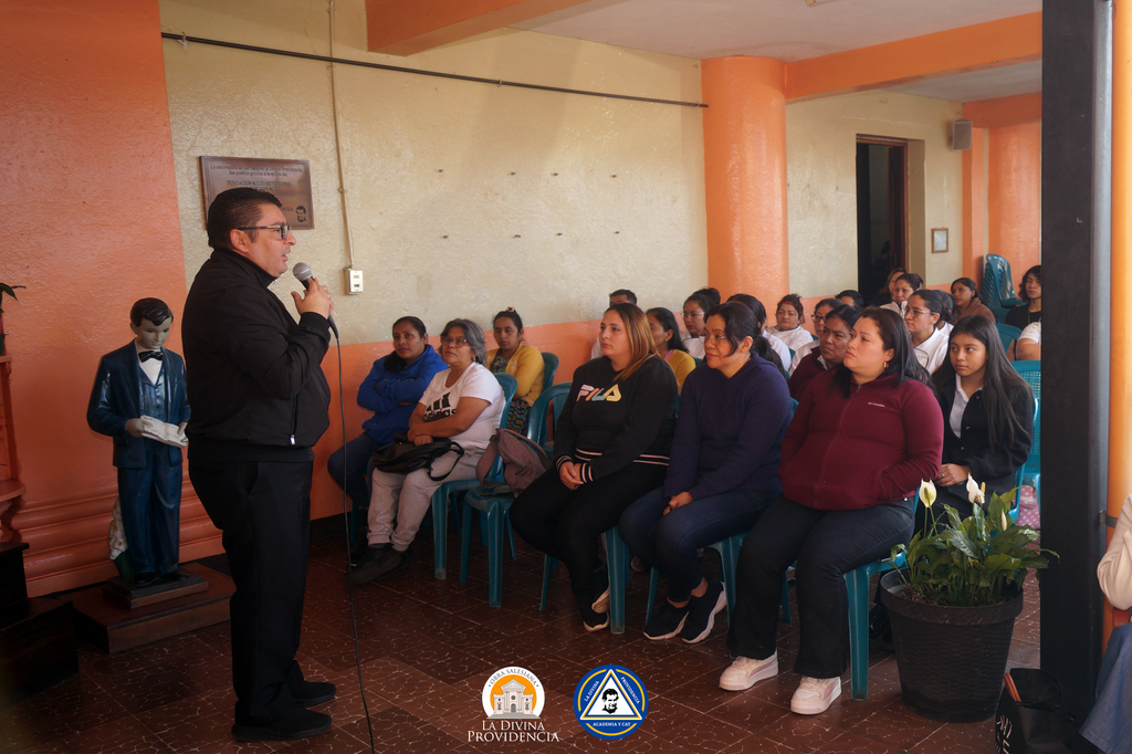 El padre Gabriel Romero comparte un momento con estudiantes y docentes durante el acto inaugural del nuevo ciclo escolar en la Academia La Divina Providencia.