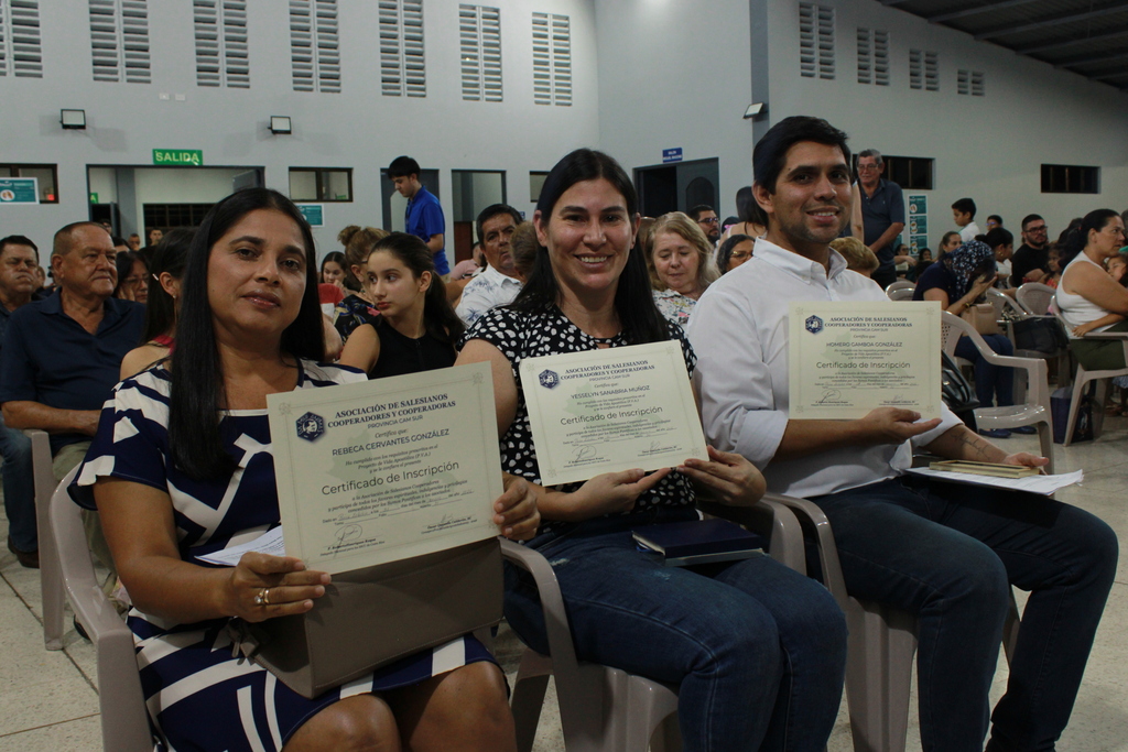 Los nuevos Salesianos Cooperadores del Centro Don Bosco de P&eacute;rez Zeled&oacute;n, posan con sus certificados de inscripci&oacute;n tras profesar su compromiso durante la Solemnidad de San Juan Bosco.