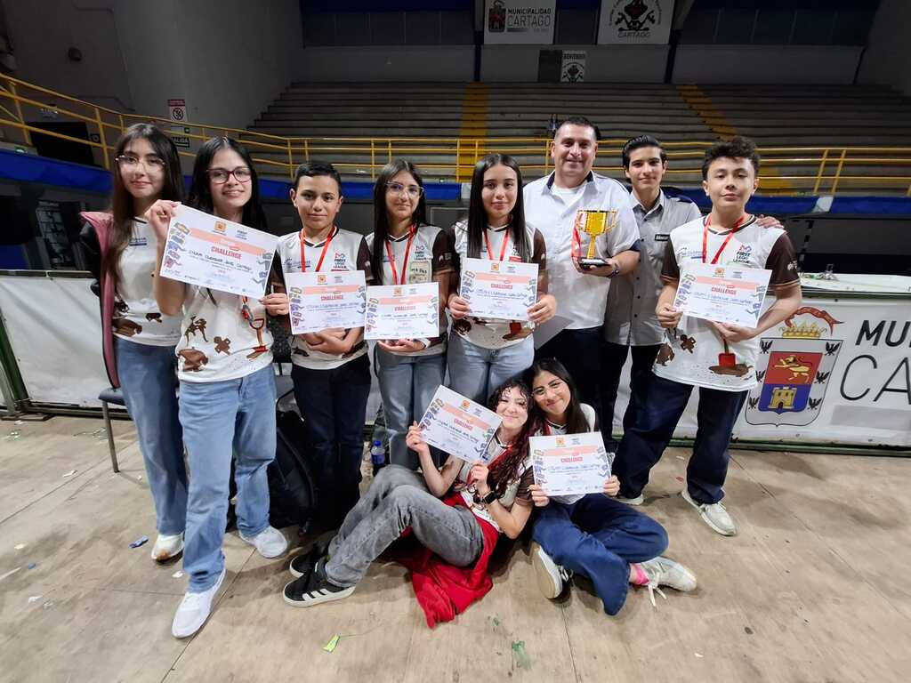Equipo STEAM Clubhouse Sales Cartago celebra su tercer lugar en la First Lego League 2026.