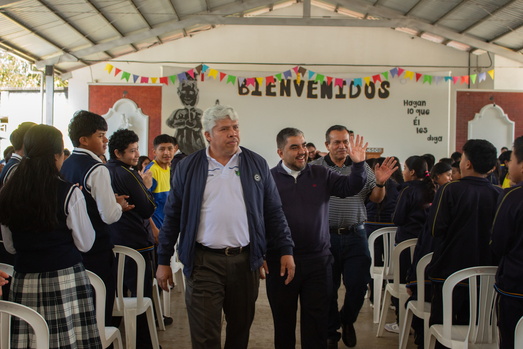 El padre Inspector saluda a los estudiantes durante el acto de bienvenida en el Colegio Salesiano Don Bosco de San Pedro Carch&aacute;.